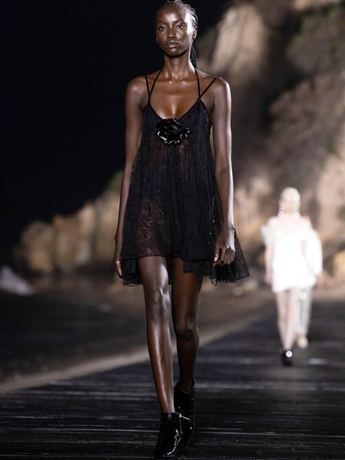 Difficile de faire plus saisissant que ce catwalk au ras des vagues sur fond de nuit noire !