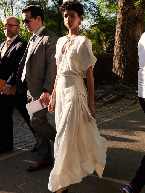 Wanted : une longue robe blanche portable en ville !