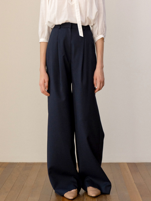 Taille haute + pinces + longueur gnreuse + bleu marine = le parfait pantalon