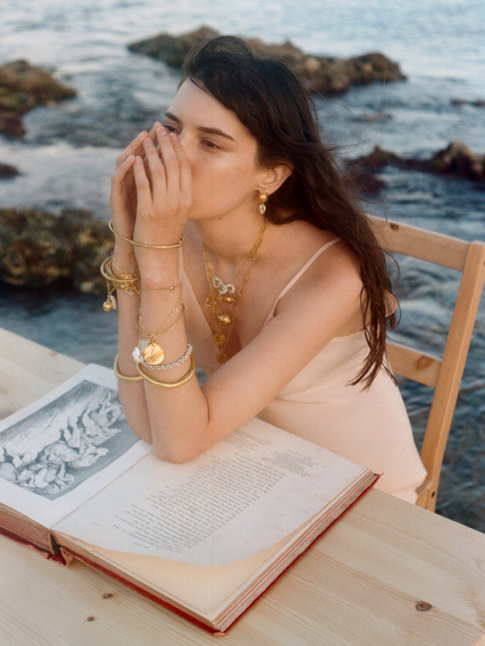 Plus la tenue se veut lgre et minimaliste, plus l'accumulation de bijoux fait sens !