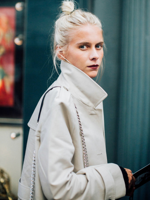 Chignon haut sur blondeur extrme + col de trench relev + anse de sac chanette = le bon mix
