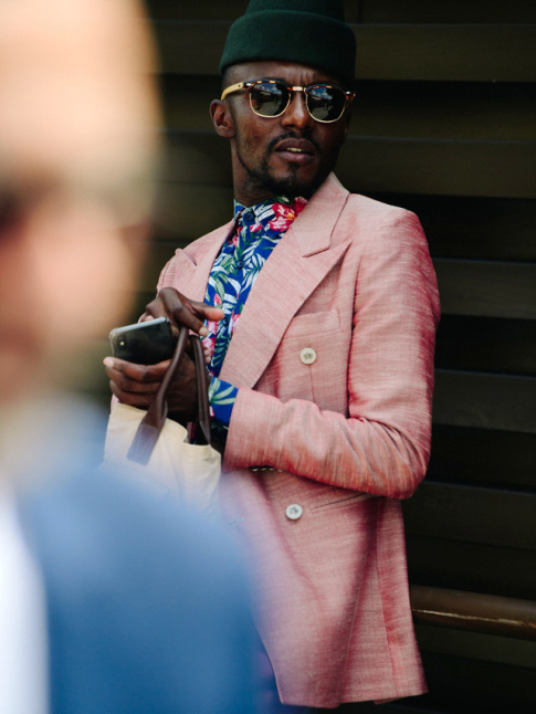 Boutonner haut ses chemises fleuries, ou comment leur insuffler une petite touche de chic !