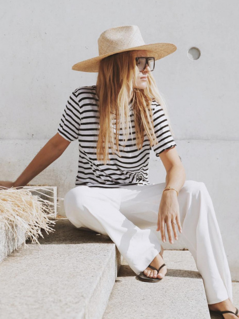 Chapeau de paille pur + tee-shirt  rayures marinires + pantalon large blanc = le bon mix