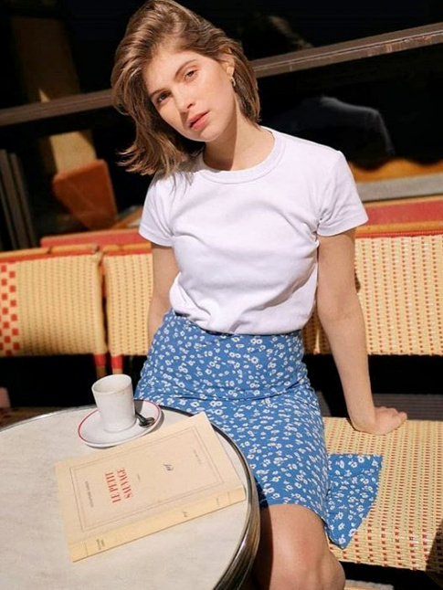 Le tee-shirt blanc col rond, le meilleur alli des petites robes fleuries !