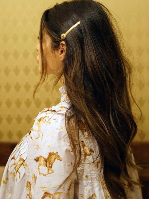 Oui aux longues chevelures retenues par une lgante barrette !