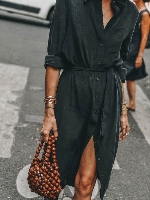 Robe chemise liquide + petit sac en boules de bois + accumulation de fins bracelets = le bon mix
