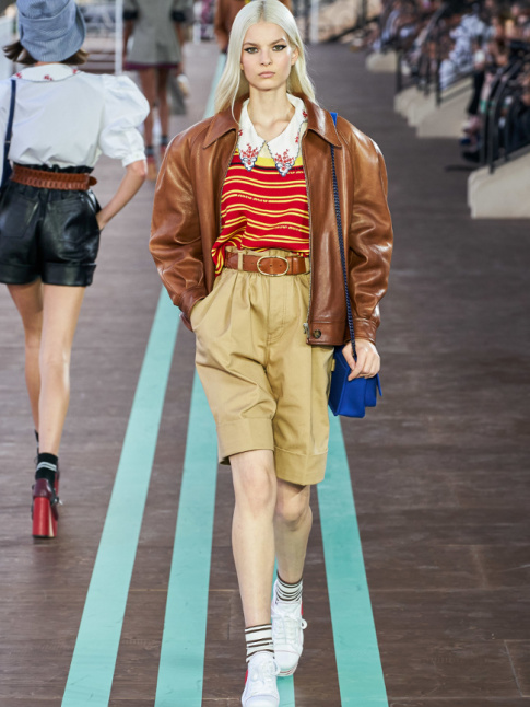 Note pour la rentre : s'offrir un blouson en cuir aux manches mixant style gigot et emmanchures raglantes