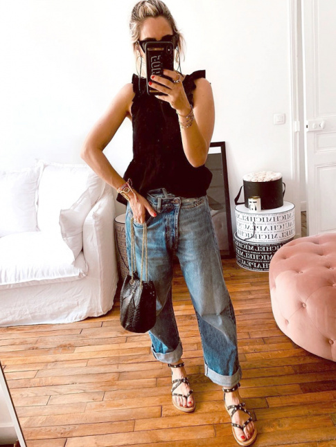 Top noir  volants + jean boyfriend + sandales plates noires = le bon mix