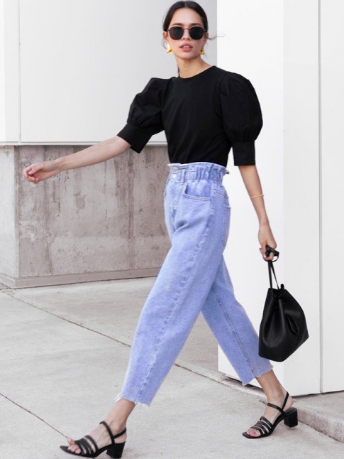 Blouse noire  manches ballons + jean mom + sandales noires = le bon mix