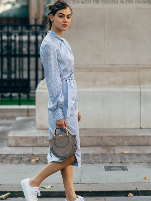 Fines rayures bleues verticales + coupe robe chemise = le bon mix