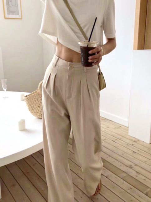 Mlant coloris neutres, style minimaliste et dgaine unisexe, ce look a tout bon !