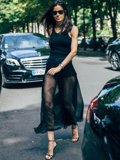 Le parfait total look noir, dans un univers o il serait possible de se promener en culotte...