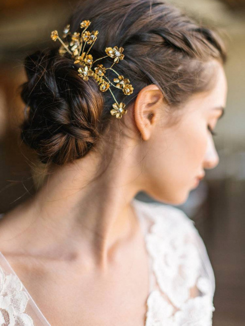 Chignon bas + dlicat peigne floral = le bon mix