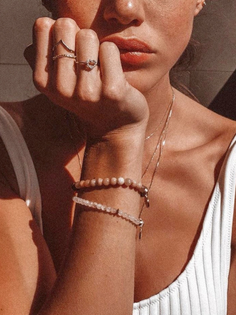Marcel en maille ctele + multitude de fins bijoux = le bon mix