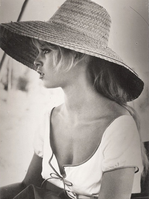 Le chapeau de paille  larges bords... la plus efficace des protections solaires !