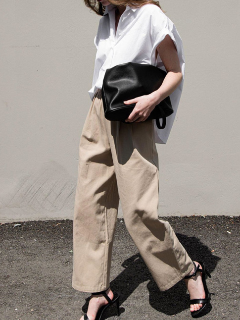 Jean large  pinces + chemise ample  manches courtes + sandales  talons = le bon mix