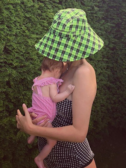 Le bob/chapeau de pcheur serait en ralit un parasol portatif pour nourrisson... tout s'explique !