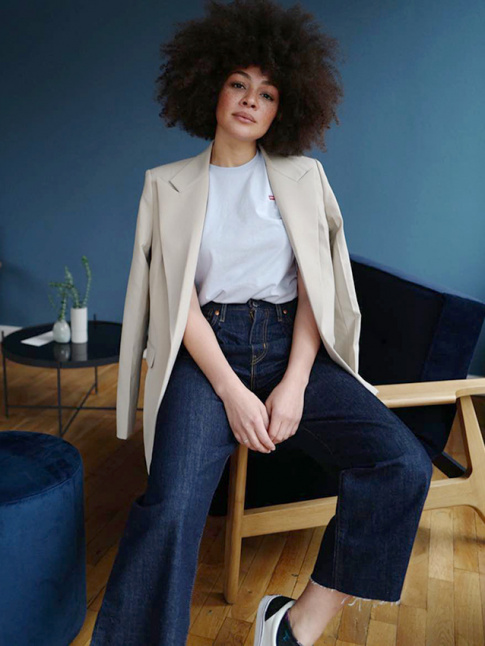 Coupe afro + look casual minimaliste = le bon mix