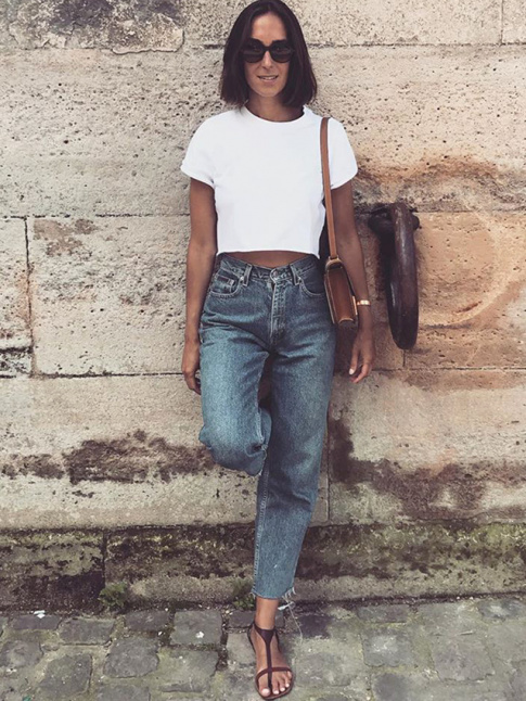 Tee-shirt blanc lgrement cropped + jean mom 7/8 + sandales pures = le bon mix