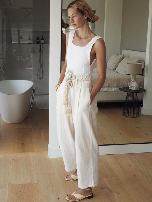 Avec sa taille haute, sa longueur 7/8 et ses jambes larges, ce pantalon en coton lger a tout bon !