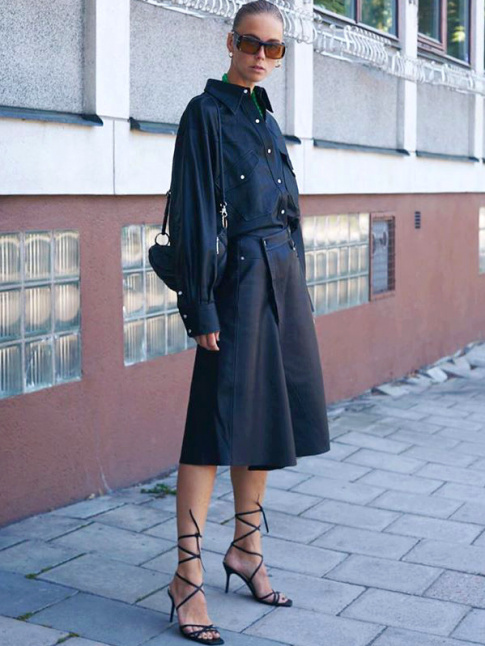 Look de pensionnaire quasi militaire + sandales ultra fines  lacets = le bon mix