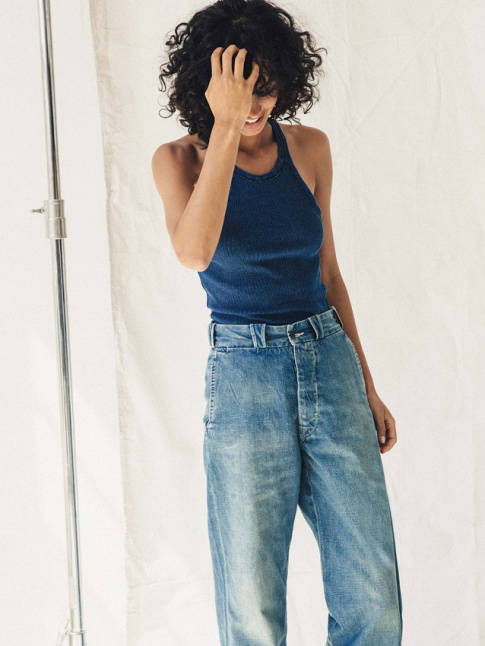 Jean large taille haute + dbardeur bleu + carr boucl = le bon mix