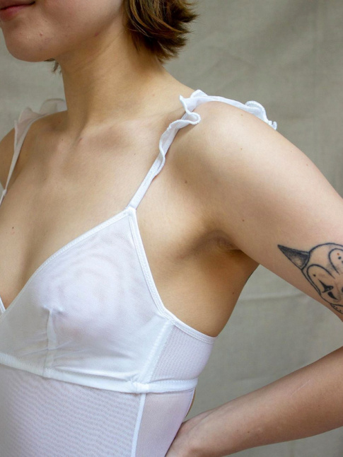 Mlant dcoupe cache-coeur et bretelles volantes, ce body immacul a tout bon !