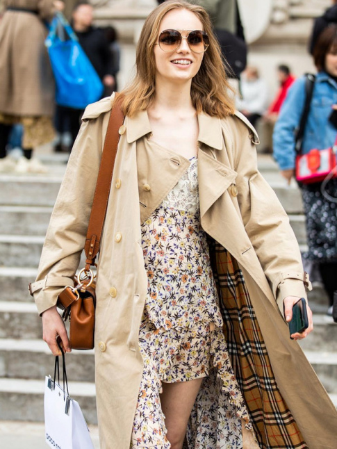 Trench ample + mini robe fleurie = le bon mix