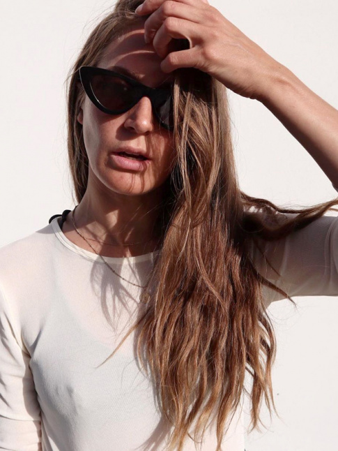 Une paire de lunettes glamour n'est jamais mieux mise en valeur que par un look ultra naturel