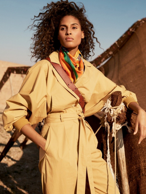 Combinaison sable + foulard vert/orange/jaune = le bon mix