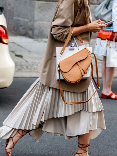 Le layering beige/marron/caramel continue  faire cole