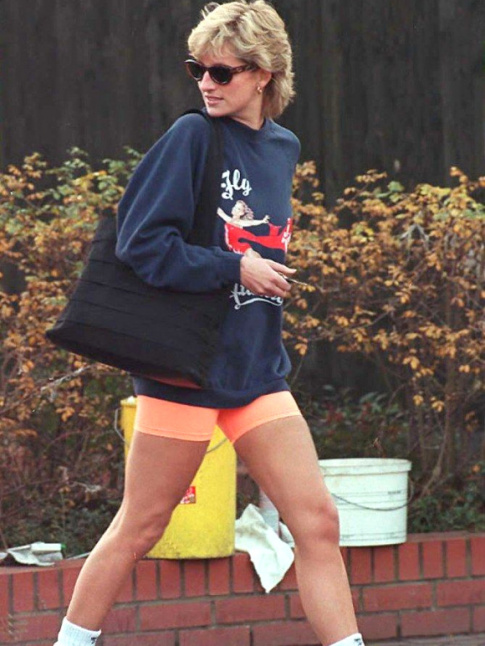 Mlant short cycliste, runnings paisses et sweat fantaisie, ce look de Lady Diana n'aurait pas dnot en 2019...