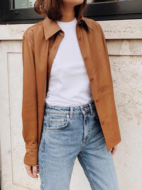 La chemise en cuir confirme son statut de nouveau gilet trendy