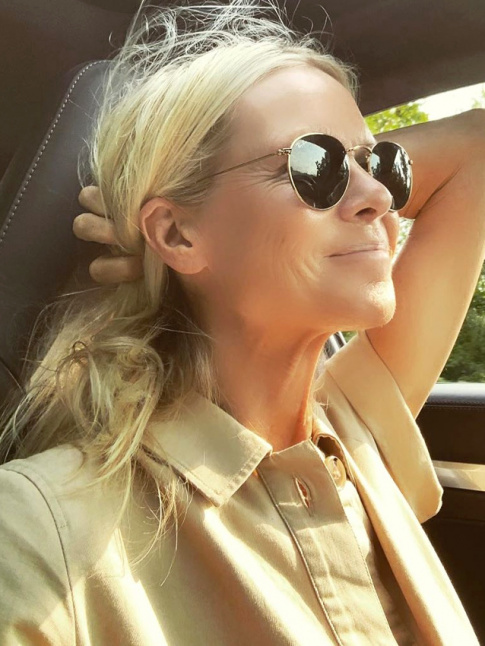 Blondeur + beige utilitaire + lunettes aviateur = le bon mix