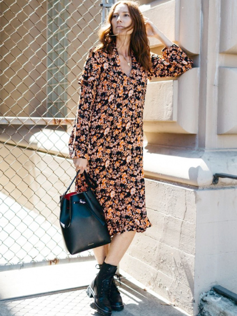 Robe midi fleurie + godillots + sac seau = le bon mix