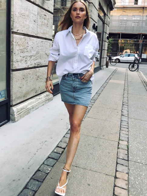 Rien de tel qu'une chemise blanche un brin ample pour apaiser une mini jupe en jean !