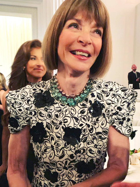 Sourire chaleureux et absence de lunettes noires... mais qu'arrive-t-il  Anna Wintour ?