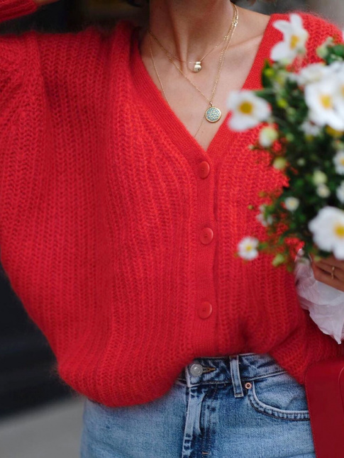 Oui au cardigan mousseux rouge port  mme la peau et  demi gliss dans un jean ultra dlav !