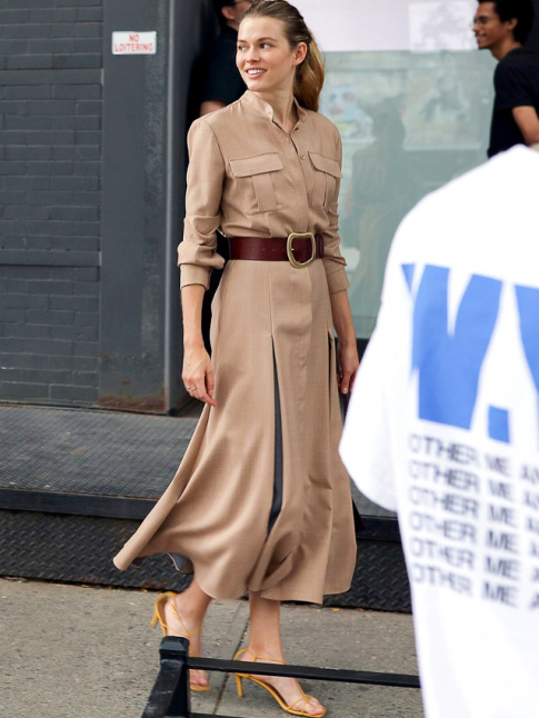 Large ceinture en cuir + robe chemise fluide = le bon mix
