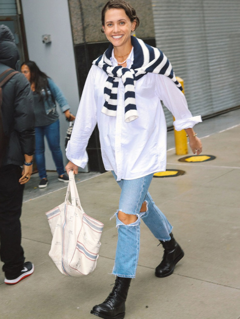 Oui au duo look nineties/pull marinire port sur les paules !
