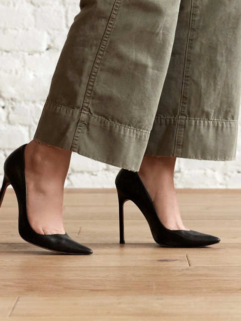 Pantalon large kaki court sur la cheville + escarpins noirs = le bon mix