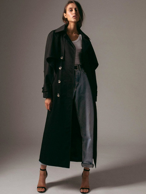 Mlant volume androgyne, sandales dnudes et marcel ultra moulant, ce look a tout bon !