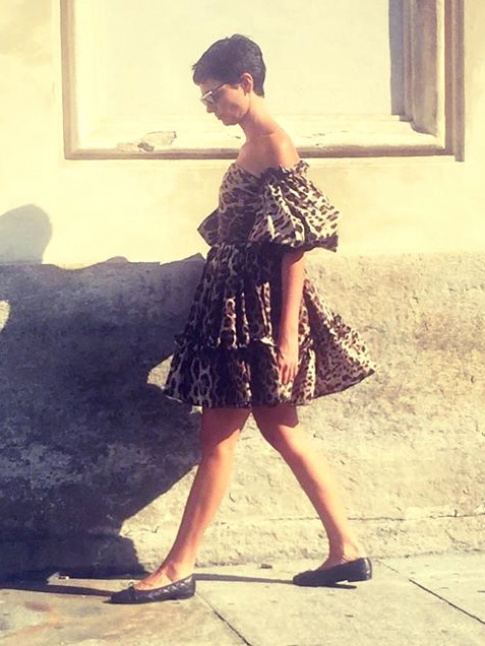 Coupe garonne + mini robe glamour = le bon mix