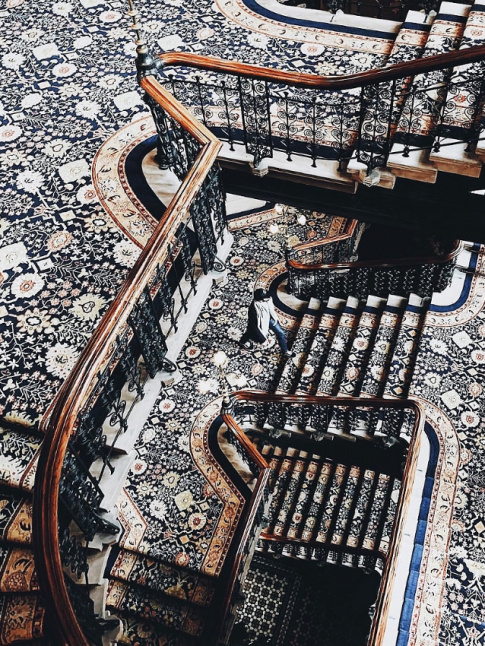 Mlant bois lustr, motifs hypnotiques et dentelle de fer forg, cet escalier attise l'imagination !
