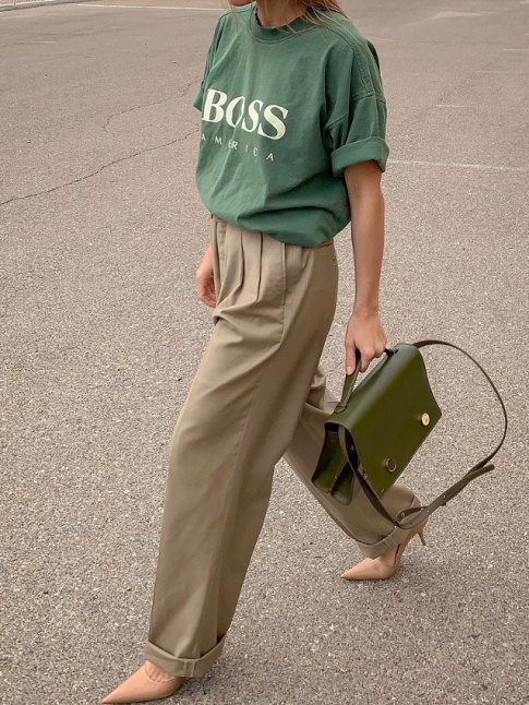 Escarpins + pantalon  pinces + tee-shirt trop grand = le bon mix