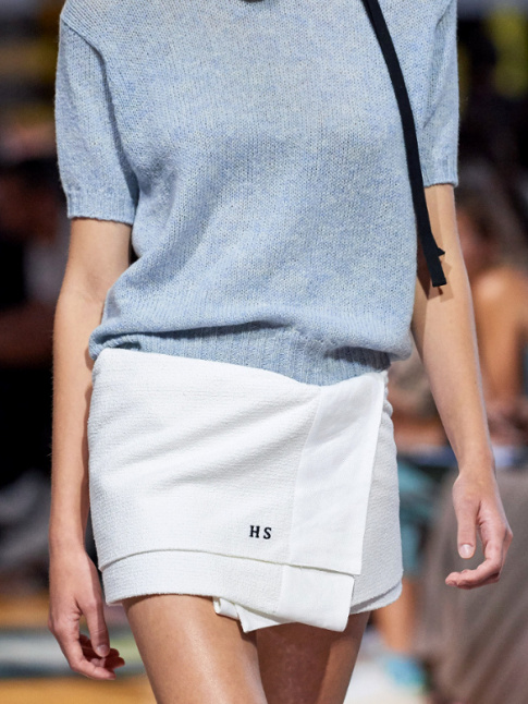 Miuccia Prada rinvente le pagne en mode jupe serviette ponge