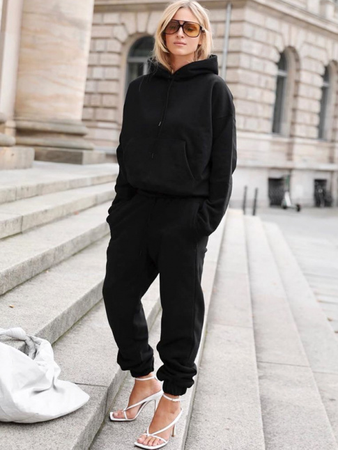 Pour ou contre le duo ensemble de jogging/sandales  talons ?