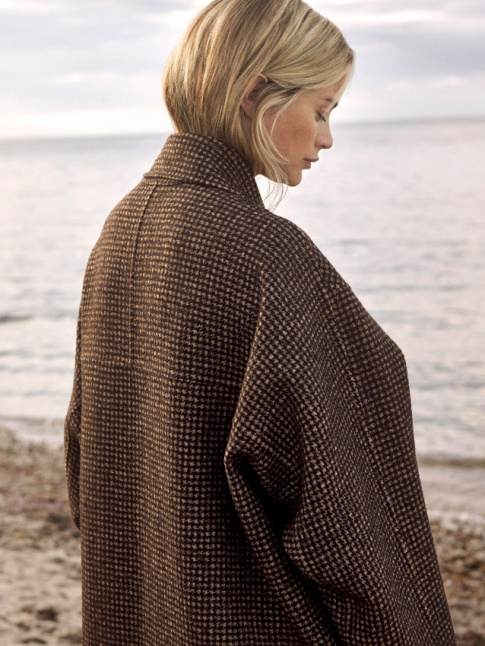 Blondeur dsinvolte + manteau oversize masculin = le bon mix