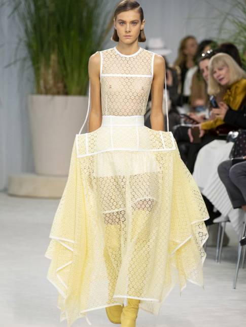 Quand la crinoline gagne en lgret ce qu'elle perd en passisme...