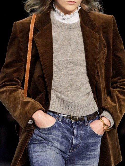 Blazer en velours marron + pull col rond + col volant + jean = le bon mix